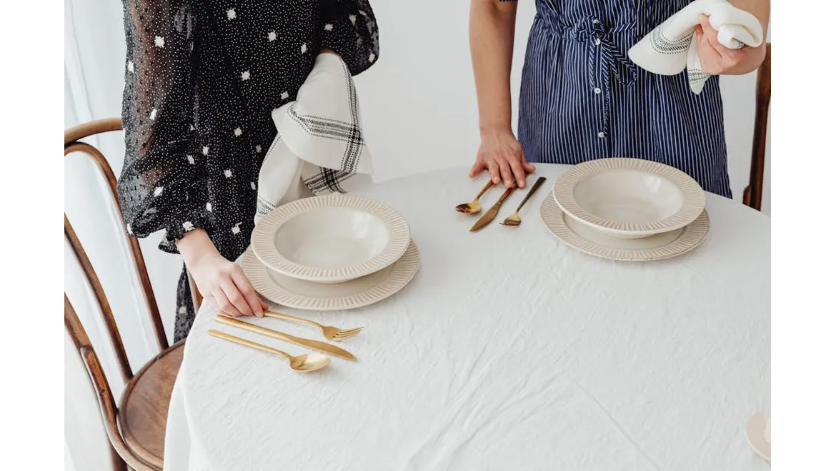 <p>Dinner Party Detox: Gracie’s Guide to Effortless Elegance</p>
